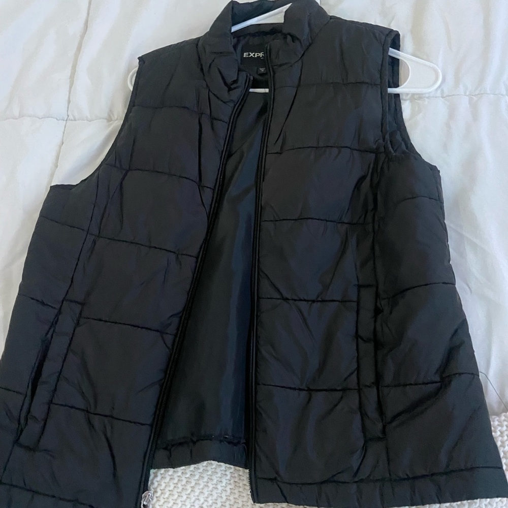 black sleeveless puffer